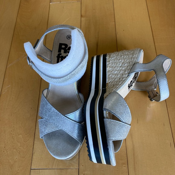 Refresh silver sandals size 6 - Picture 2 of 5